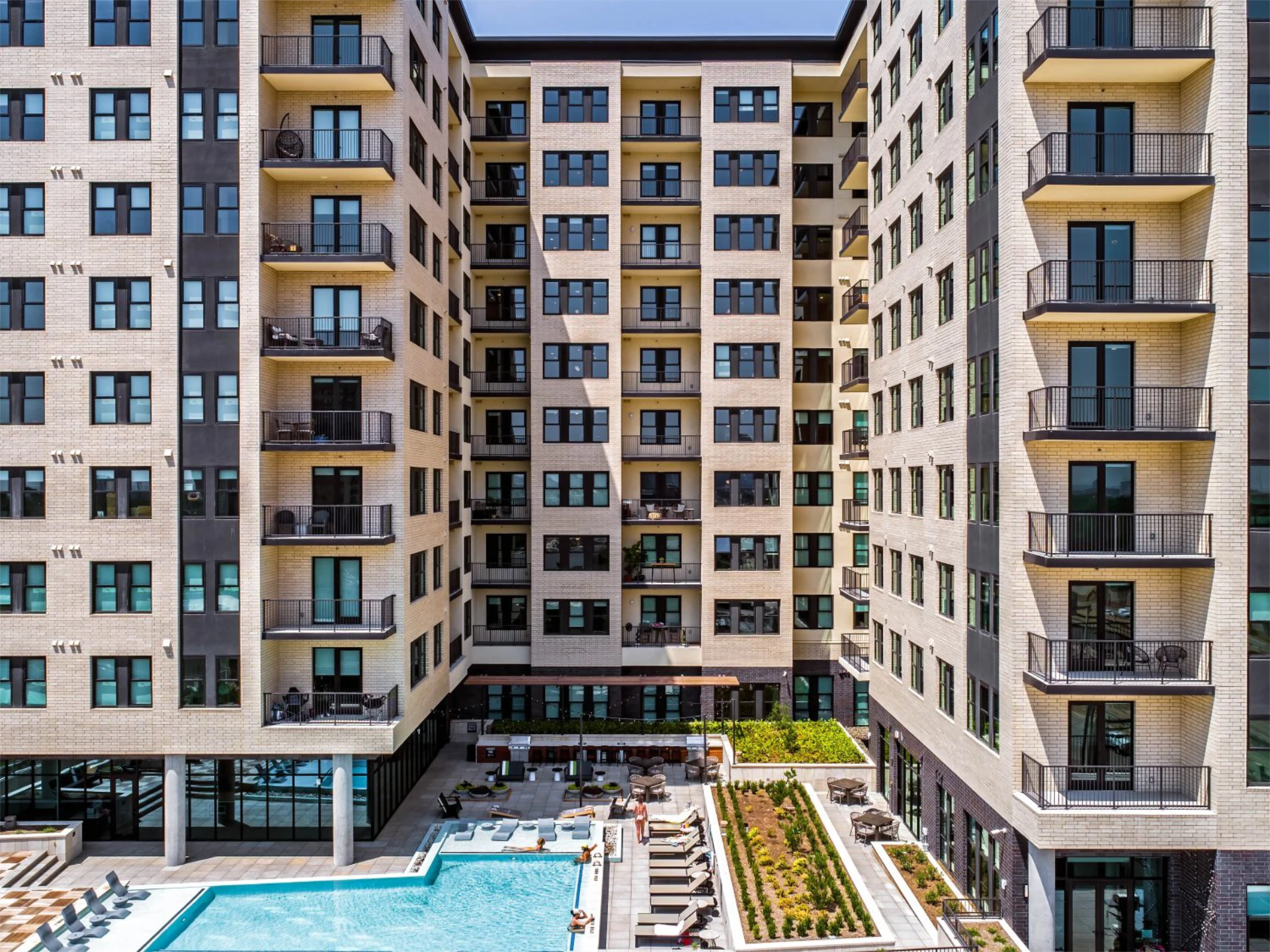 Modera - Pool Deck